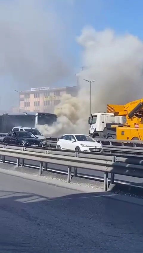Küçükçekmece Beşyol durağında metrobüs yangını sebebiyle seferler yavaşladı Beşyol durağında metrobüs yangını sebebiyle seferler yavaşladı - 2. Resim