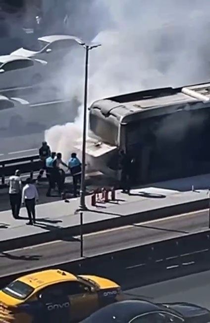 Küçükçekmece Beşyol durağında metrobüs yangını sebebiyle seferler yavaşladı Beşyol durağında metrobüs yangını sebebiyle seferler yavaşladı - 1. Resim