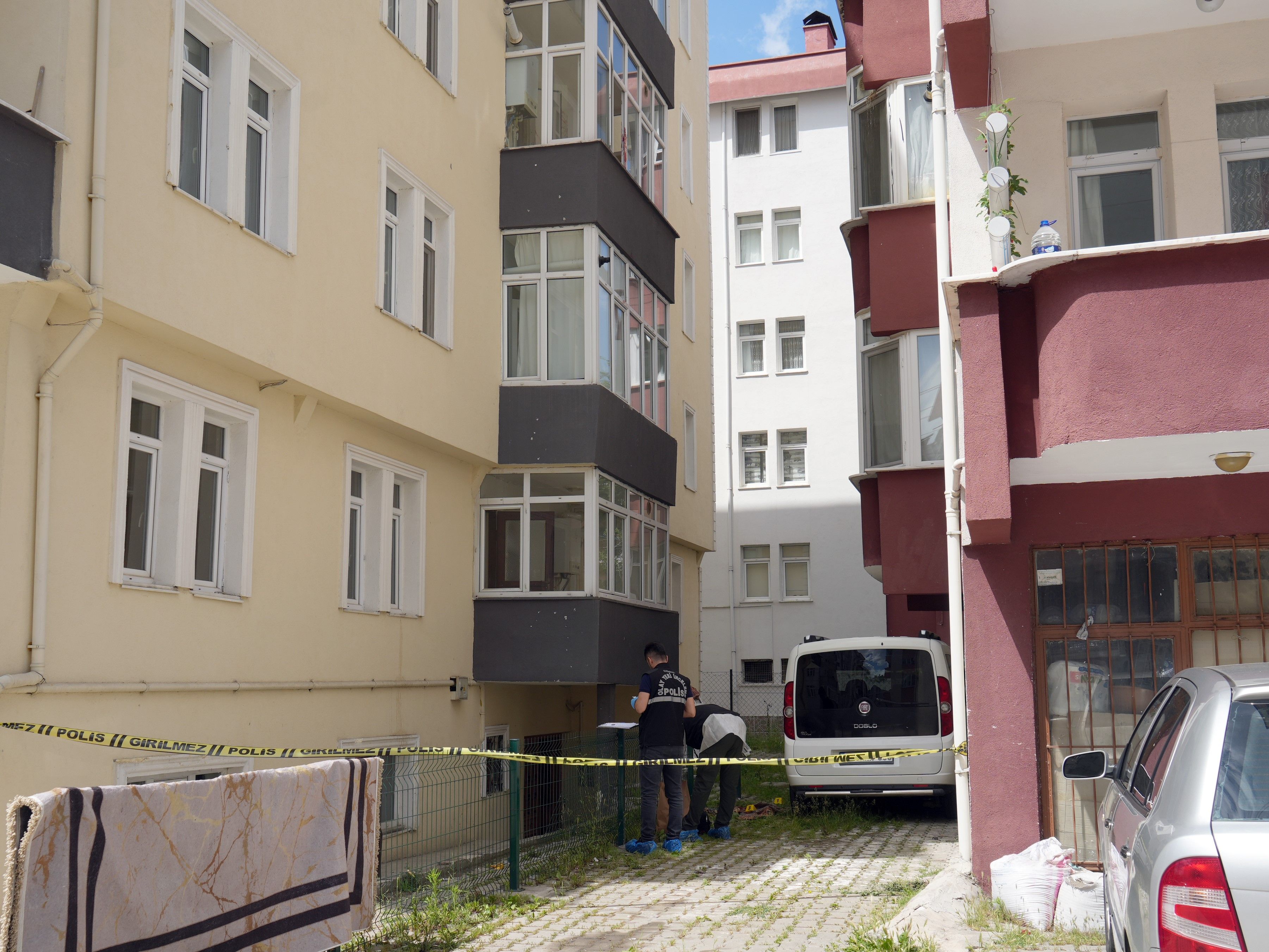 Ev arkadaşını bıçaklayıp balkondan attı Ev arkadaşını bıçaklayıp balkondan attı - 2. Resim