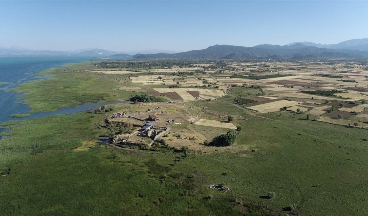 Göl suları çekilince Selçuklu sarayı ortaya çıktı! - 1. Resim