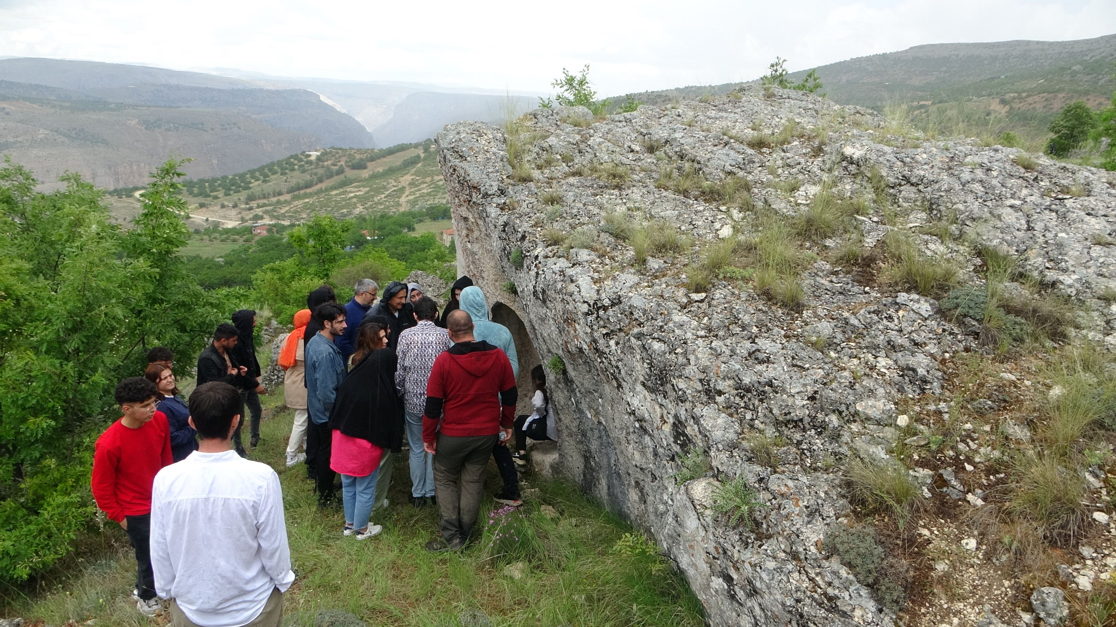 Literatürü değiştirecek! 2 bin yıllık kaya mezarları görenler şaşırıyor Literatürü değiştirecek! 2 bin yıllık kaya mezarları görenler şaşırıyor - 1. Resim