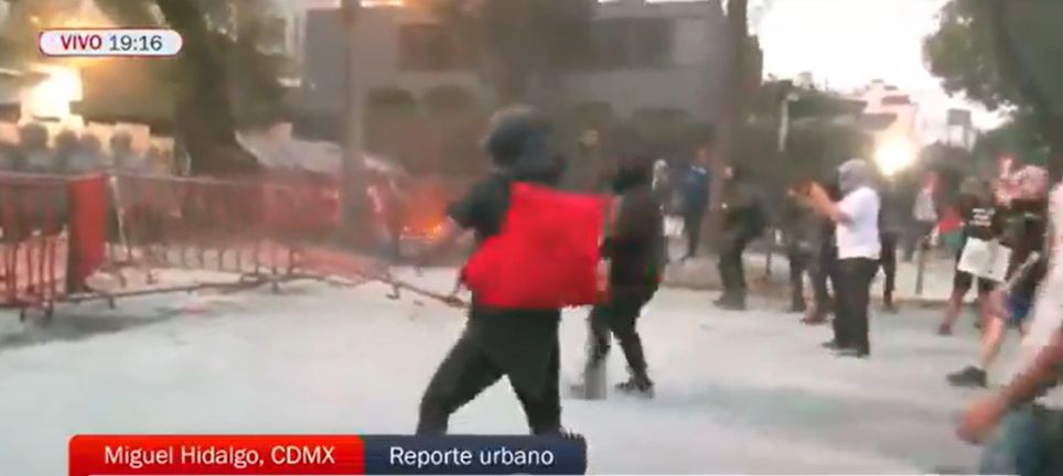 Meksika'da İsrail Büyükelçiliği molotoflarla ateşe verildi! Filistin'e destek Meksika'da İsrail Büyükelçiliği molotoflarla ateşe verildi! Filistin'e destek - 1. Resim