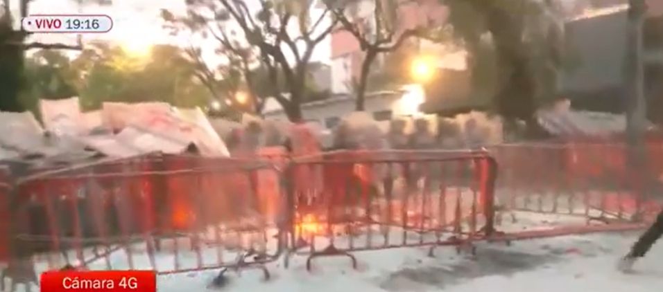 Meksika'da İsrail Büyükelçiliği molotoflarla ateşe verildi! Filistin'e destek Meksika'da İsrail Büyükelçiliği molotoflarla ateşe verildi! Filistin'e destek - 2. Resim