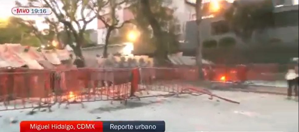 Meksika'da İsrail Büyükelçiliği molotoflarla ateşe verildi! Filistin'e destek Meksika'da İsrail Büyükelçiliği molotoflarla ateşe verildi! Filistin'e destek - 3. Resim