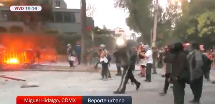 Meksika'da İsrail Büyükelçiliği molotoflarla ateşe verildi! Filistin'e destek Meksika'da İsrail Büyükelçiliği molotoflarla ateşe verildi! Filistin'e destek - 4. Resim
