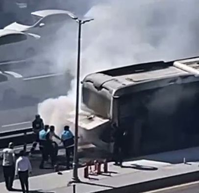 Metrobüs cayır cayır yandı! Seferlerde aksama yaşandı Metrobüs cayır cayır yandı! Seferlerde aksama yaşanıyor - 1. Resim
