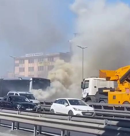 Metrobüs cayır cayır yandı! Seferlerde aksama yaşandı Metrobüs cayır cayır yandı! Seferlerde aksama yaşanıyor - 2. Resim