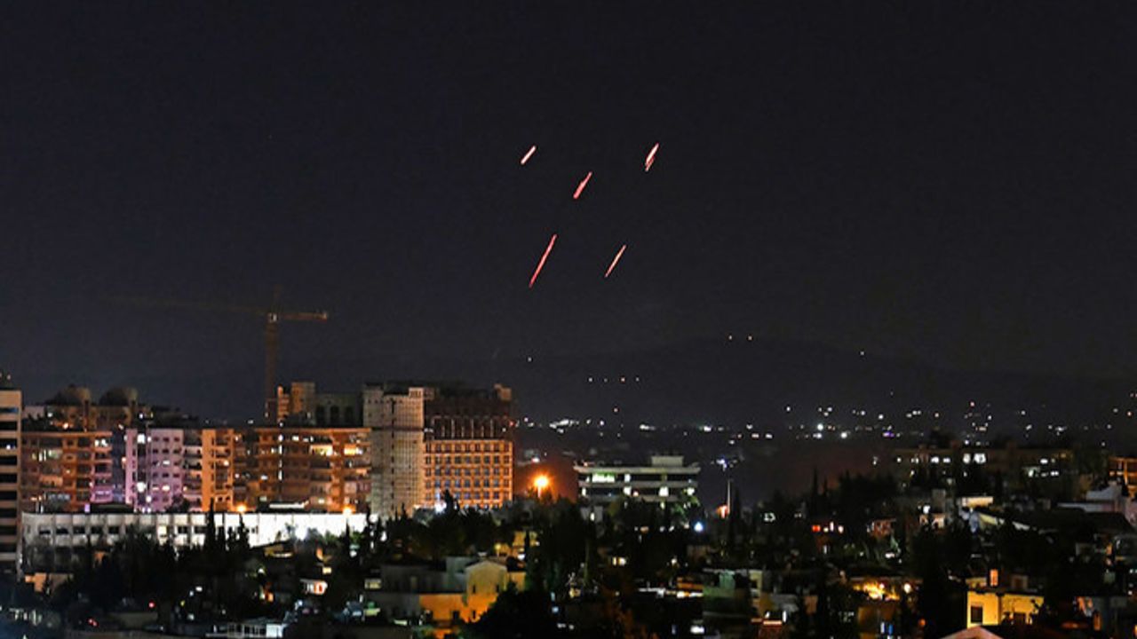 İsrail, Suriye&#039;de İran destekli güçleri vurdu! Reisi sonrası ilk saldırı, ölü ve yaralılar var