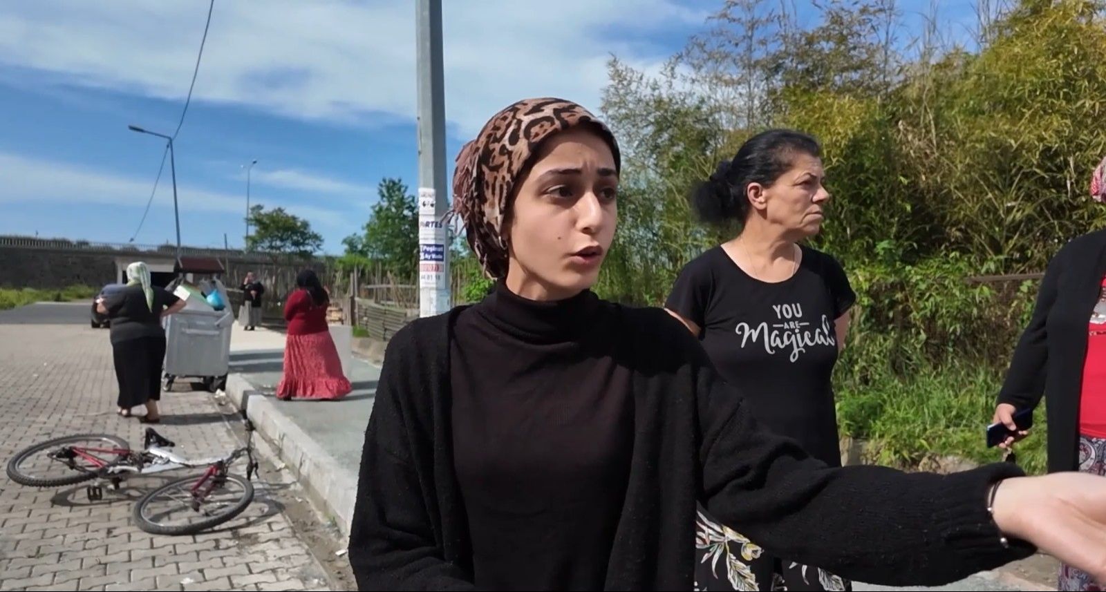 Sokak köpekleri çocuklara saldırdı, mahalleli birbirine girdi Sokak köpekleri çocuklara saldırdı, mahalleli birbirine girdi - 2. Resim