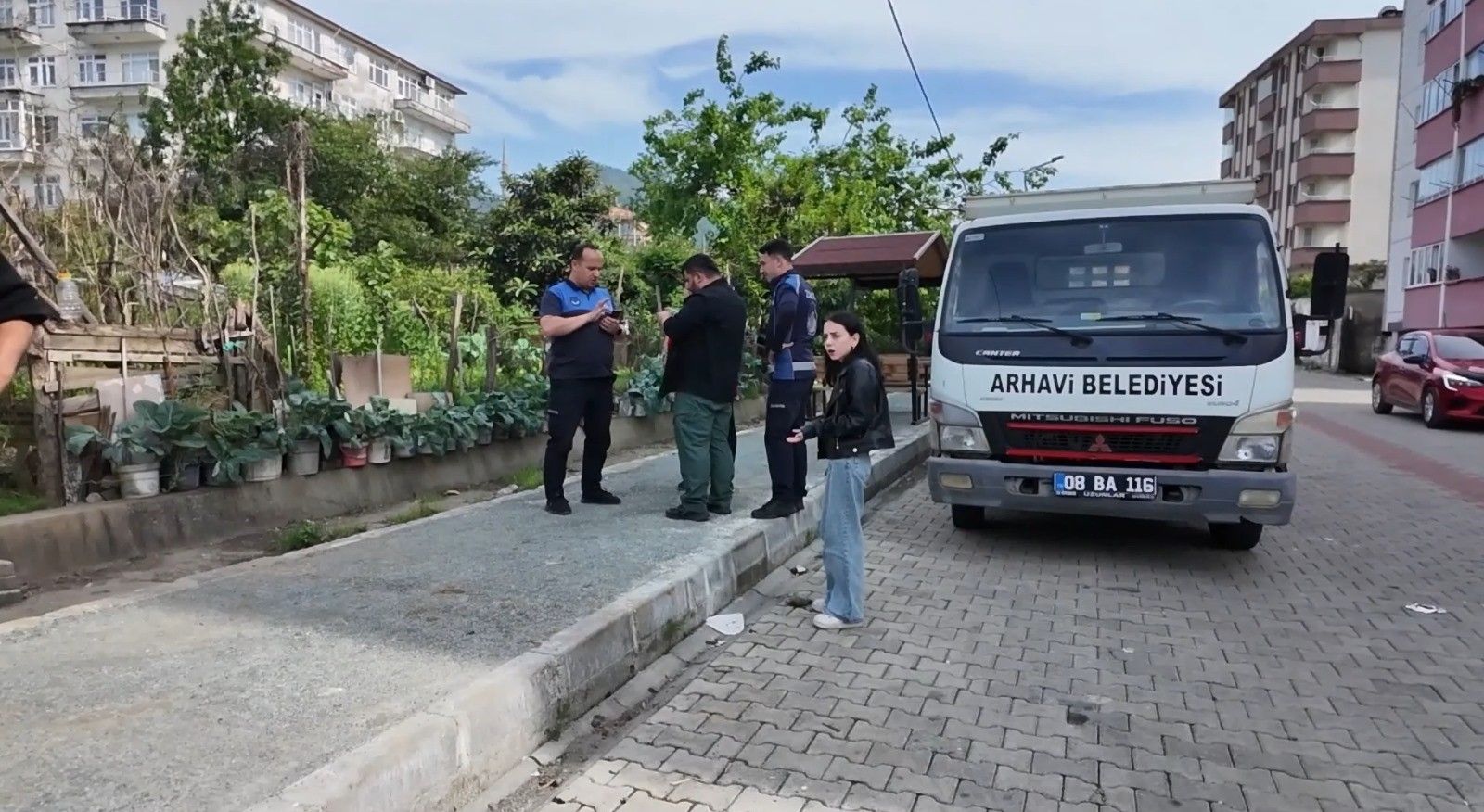 Sokak köpekleri çocuklara saldırdı, mahalleli birbirine girdi Sokak köpekleri çocuklara saldırdı, mahalleli birbirine girdi - 1. Resim