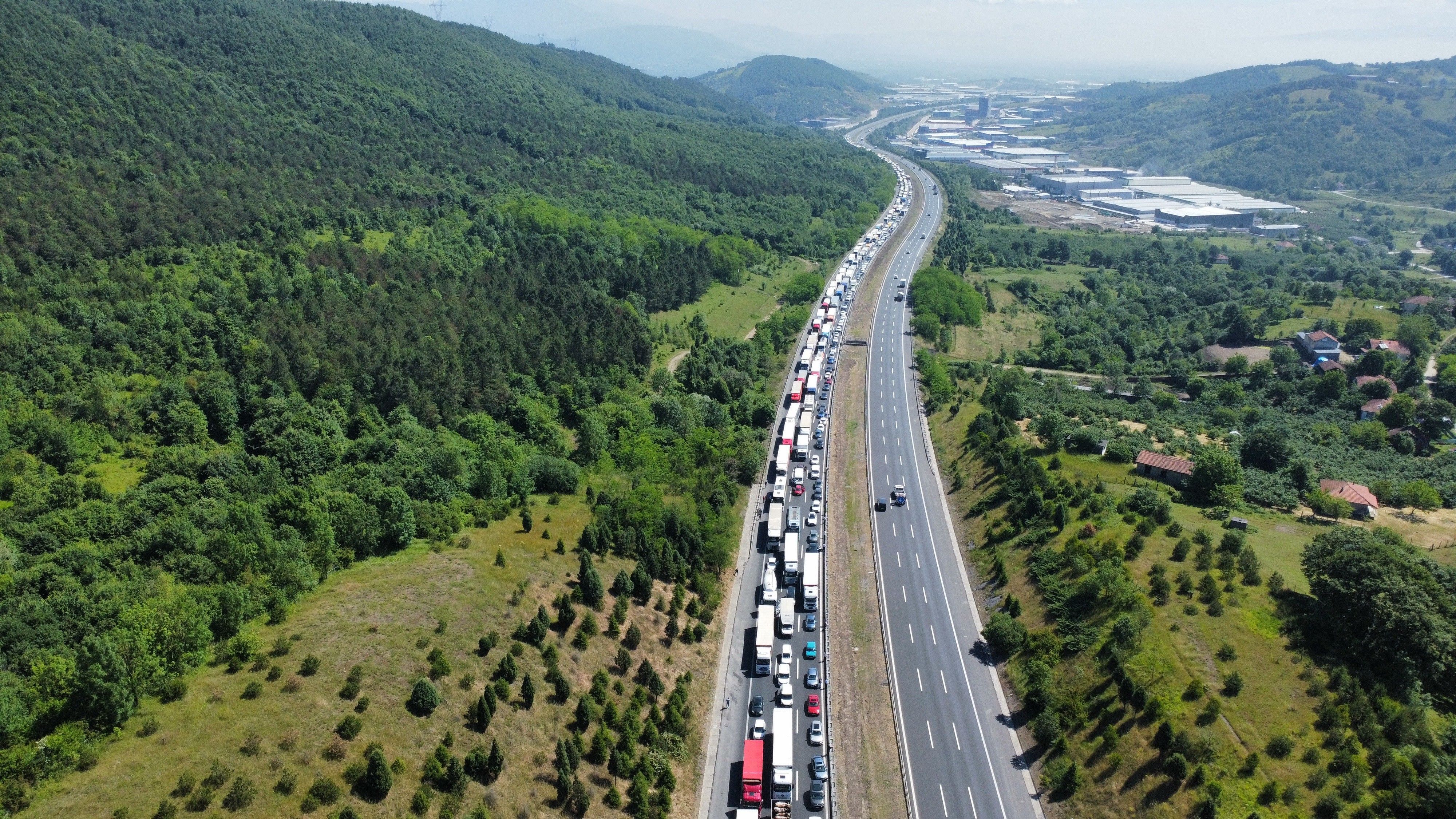 TEM birbirine girdi, kilometrelerce kuyruk oluştu TEM birbirine girdi, kilometrelerce kuyruk oluştu - 1. Resim