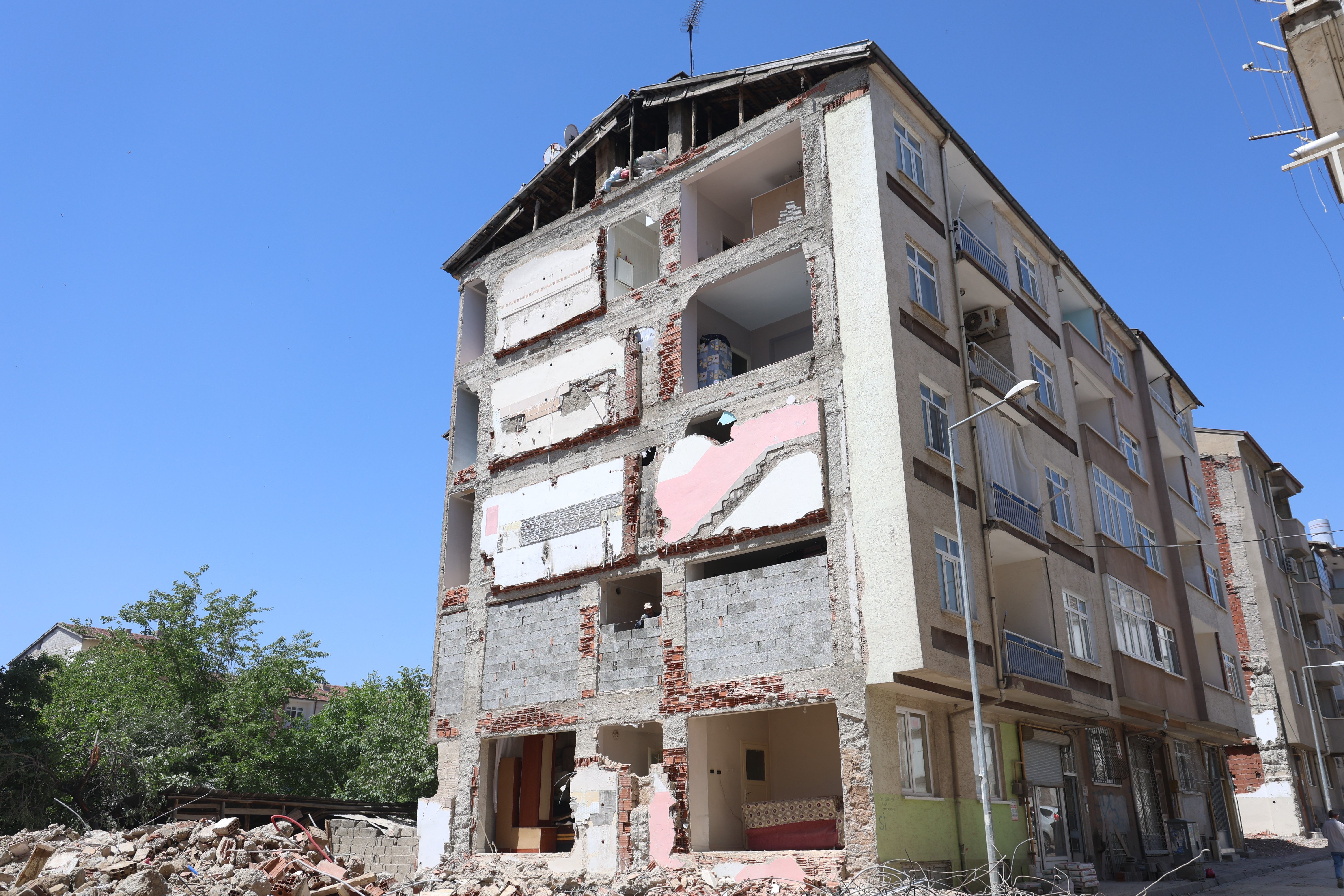 Yıkım çalışmasında ortaya çıktı! 35 yıldır iki bina tek duvarı kullanmış Yıkım çalışmasında ortaya çıktı! 35 yıldır iki bina tek duvarı kullanmış - 2. Resim