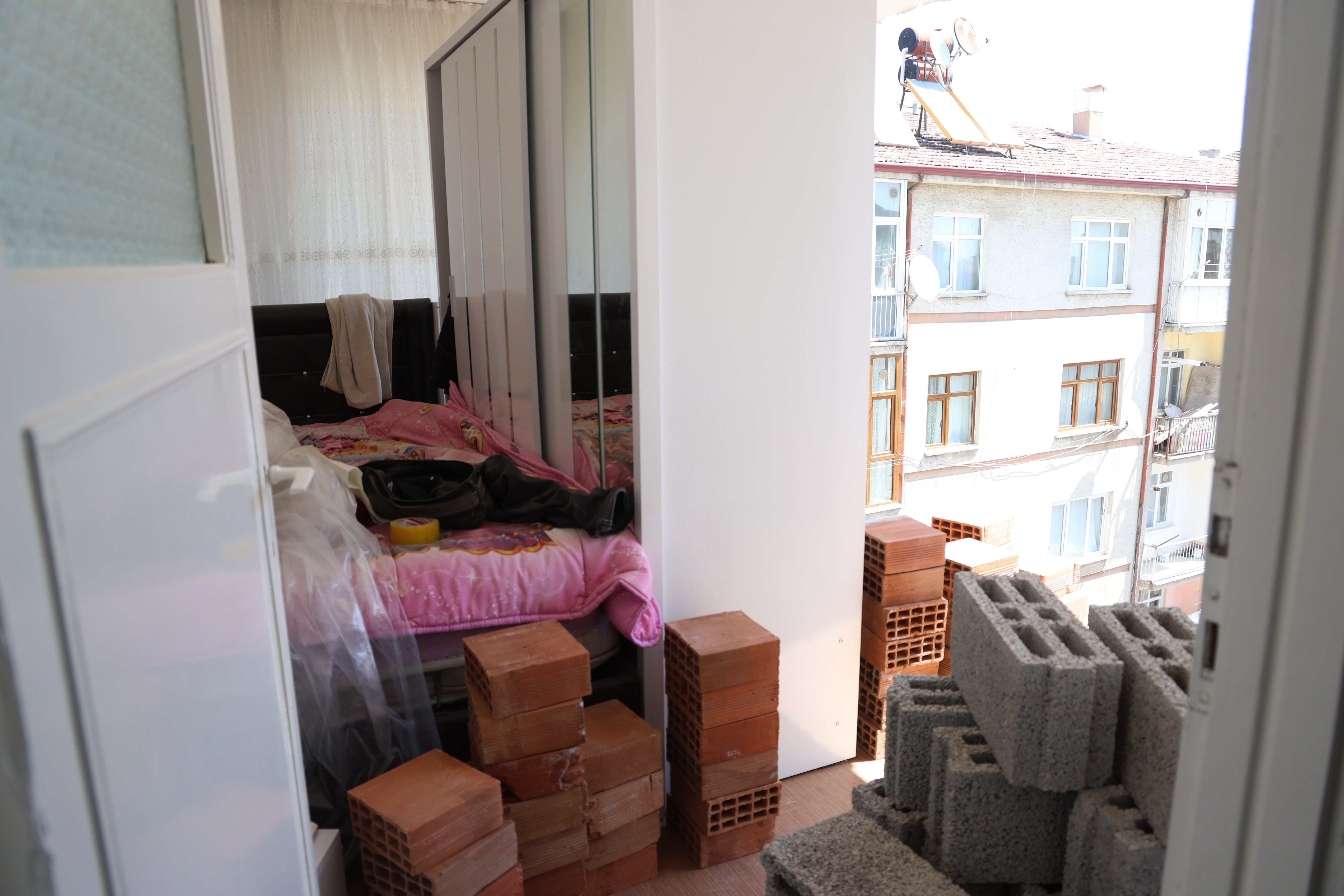 Yıkım çalışmasında ortaya çıktı! 35 yıldır iki bina tek duvarı kullanmış Yıkım çalışmasında ortaya çıktı! 35 yıldır iki bina tek duvarı kullanmış - 1. Resim