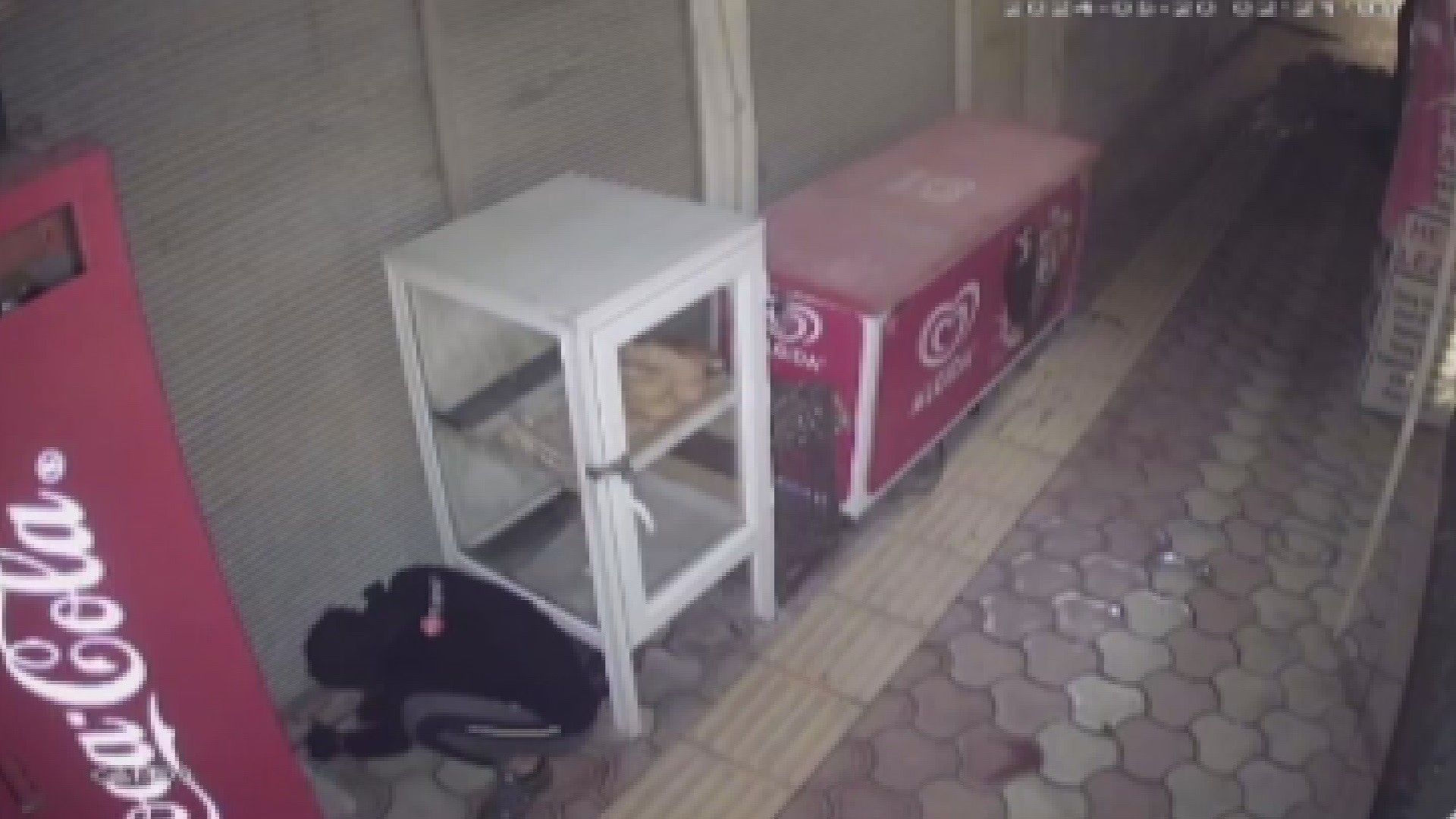 Böyle vurgun görülmedi: Markette dakikalar içinde 100 TL aşırdı! O anlar kameraya yansıdı Böyle vurgun görülmedi: Markette dakikalar içinde 100 TL aşırdı! O anlar kameraya yansıdı - 1. Resim