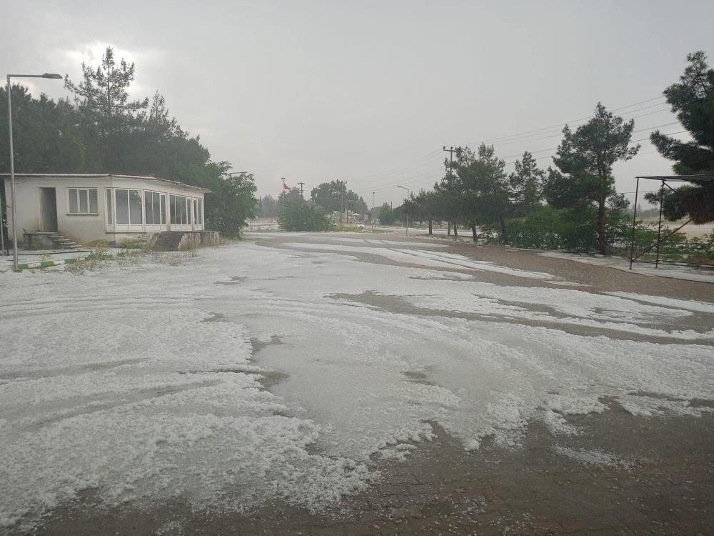 Dolu yağışı ekili arazileri beyaza b&uuml;r&uuml;d&uuml; - 3. Resim