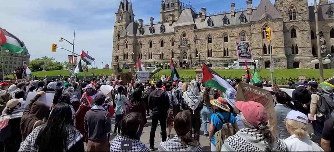 İsrail'e protestoya polis müdahalesi! İsrail ürünü satan dükkanlara kırmızı boya ile iz bıraktılar - 1. Resim