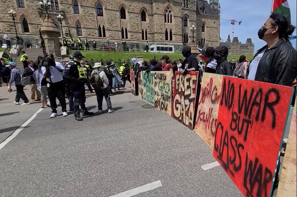 İsrail'e protestoya polis müdahalesi! İsrail ürünü satan dükkanlara kırmızı boya ile iz bıraktılar - 2. Resim