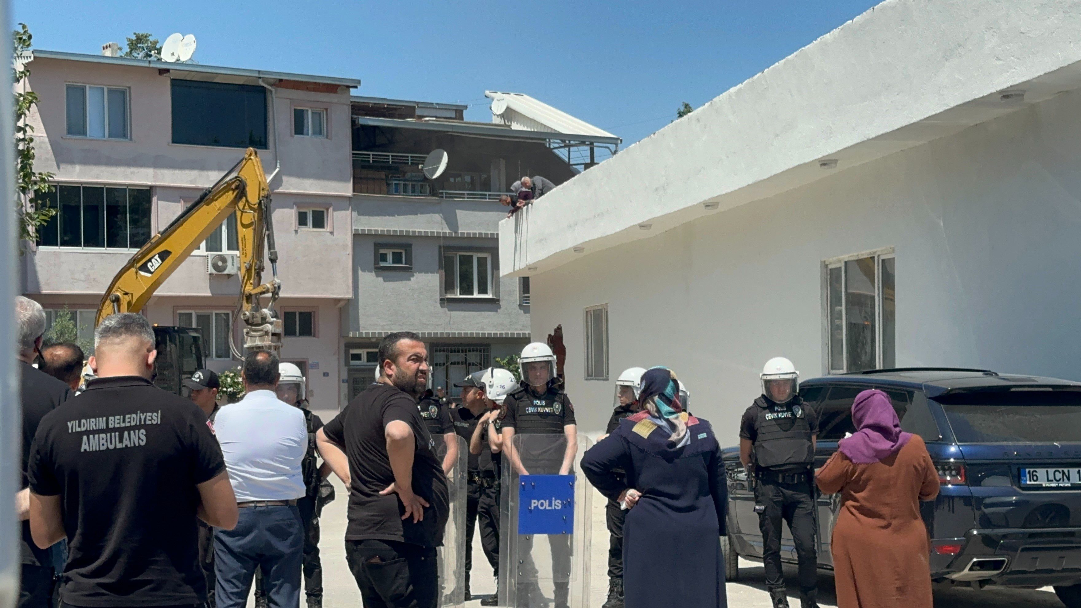 Kaçak yapıda ilginç protesto! Çatıya çıkıp ölüme davetiye çıkardılar! Kaçak yapıda ilginç protesto! Çatıya çıkıp ölüme davetiye çıkardılar! - 2. Resim