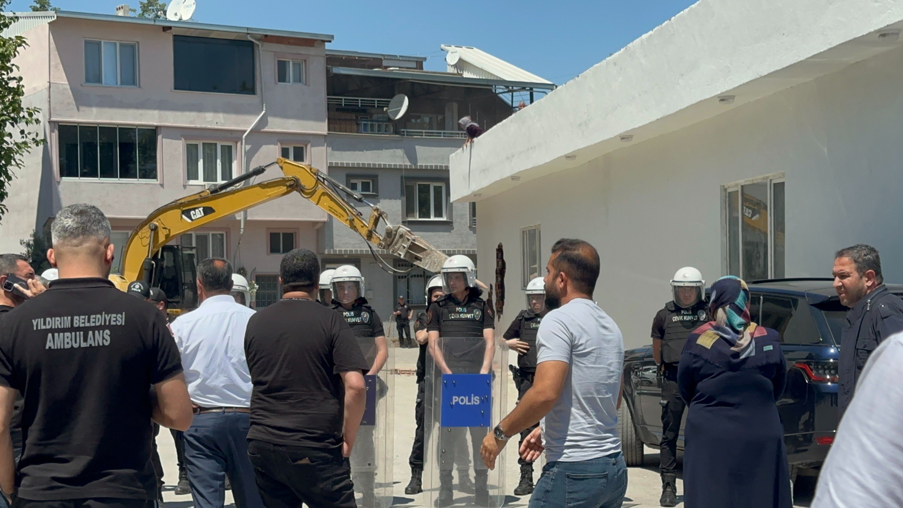 Kaçak yapıda ilginç protesto! Çatıya çıkıp ölüme davetiye çıkardılar! Kaçak yapıda ilginç protesto! Çatıya çıkıp ölüme davetiye çıkardılar! - 1. Resim
