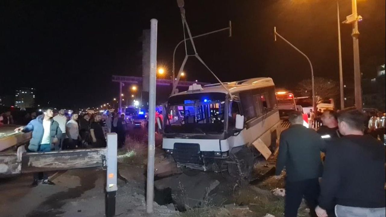 Kırıkkale&#039;de can pazarı! Yolcu minibüsü otomobille çarpıştı, çok sayıda yaralı var