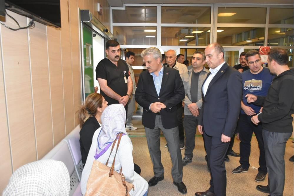 Kırıkkale'de can pazarı! Yolcu minibüsü otomobille çarpıştı, çok sayıda yaralı var Kırıkkale'de can pazarı! Yolcu minibüsü otomobille çarpıştı, çok sayıda yaralı var - 3. Resim