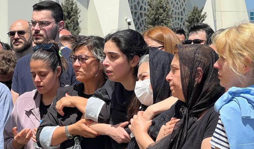 Oyuncu Gülşah Çomoğlu’na veda! Cenazede yakınları ayakta durmakta güçlük çekti - 3. Resim