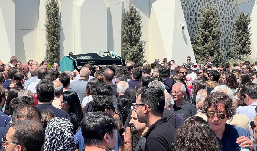 Oyuncu Gülşah Çomoğlu’na veda! Cenazede yakınları ayakta durmakta güçlük çekti - 2. Resim