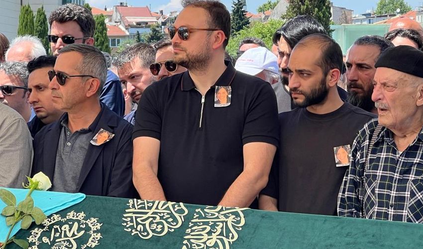 Oyuncu Gülşah Çomoğlu’na veda! Cenazede yakınları ayakta durmakta güçlük çekti - 1. Resim