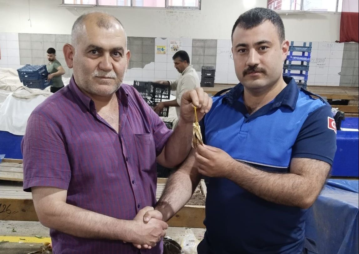 Satamadığı ürünleri toplarken limonların arasında buldu, ekipleri aradı! 35 bin lira değerinde... - 1. Resim