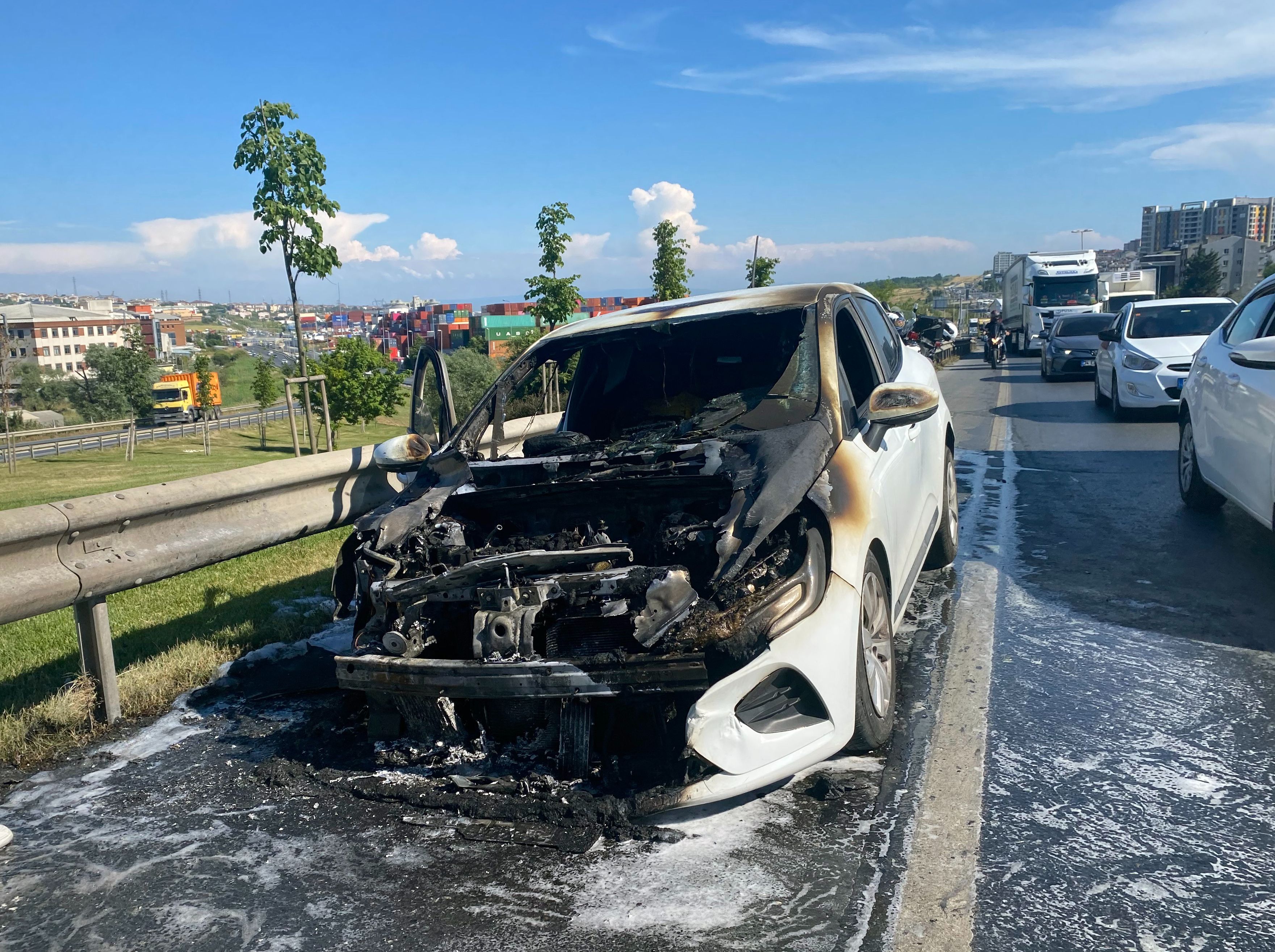 Seyir halindeki araç alev alev yandı Seyir halindeki araç alev alev yandı - 1. Resim