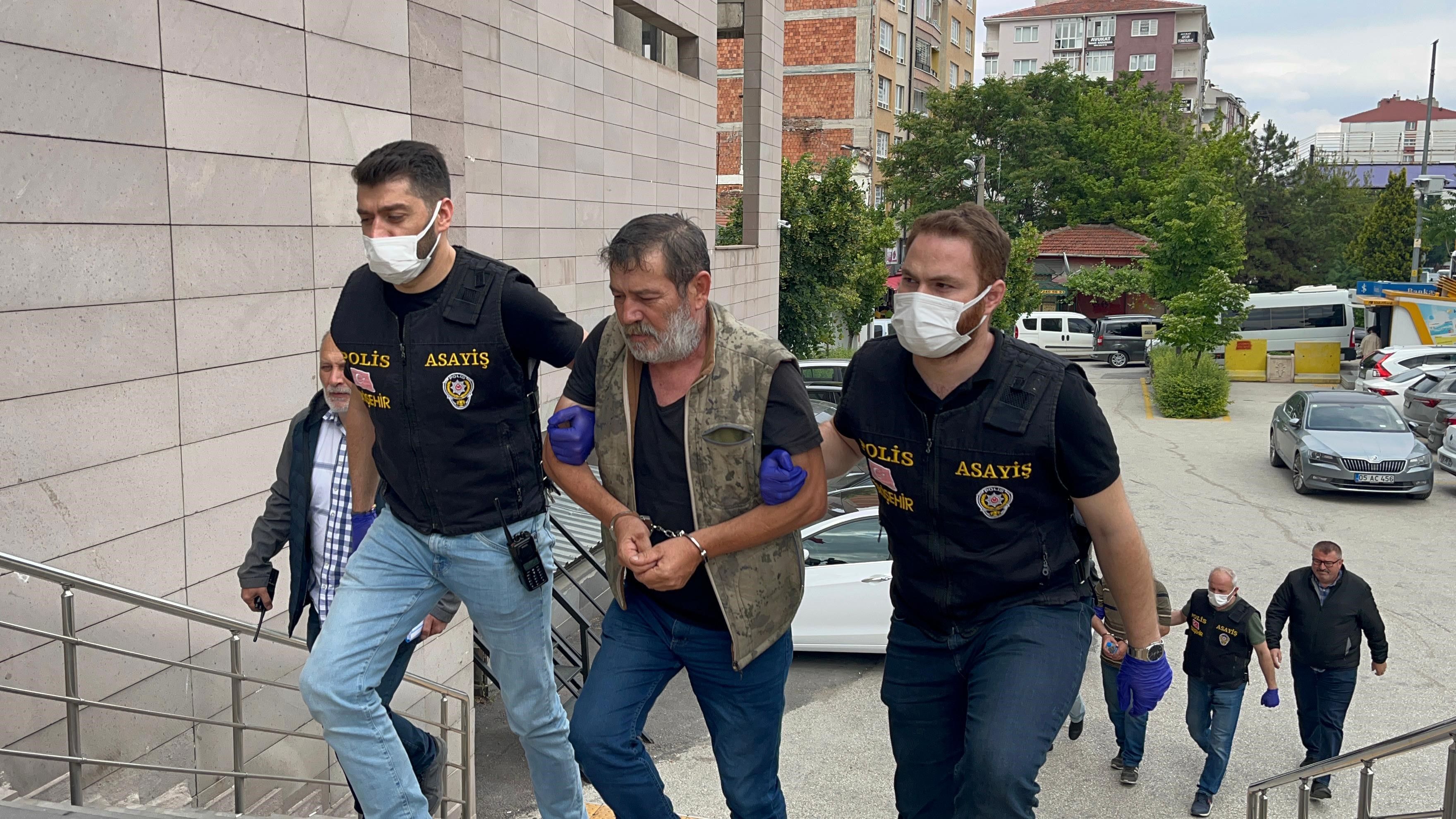 'Yakın arkadaş' cinayeti! Elini kolunu sallayarak gezdi, 18 yıl sonra yakalandı 'Yakın arkadaş' cinayeti! Elini kolunu sallayarak gezdi, 18 yıl sonra yakalandı - 1. Resim