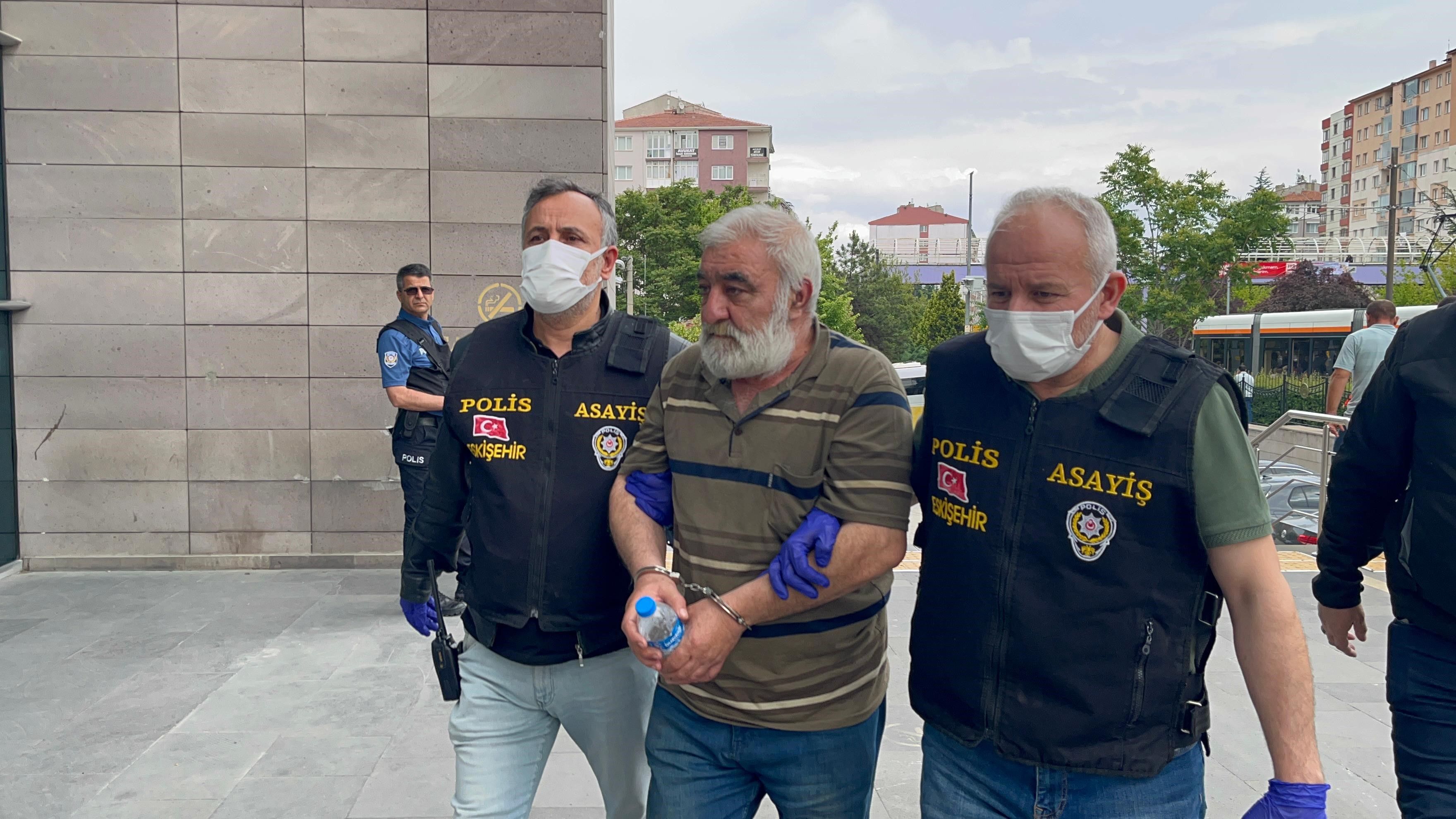 'Yakın arkadaş' cinayeti! Elini kolunu sallayarak gezdi, 18 yıl sonra yakalandı 'Yakın arkadaş' cinayeti! Elini kolunu sallayarak gezdi, 18 yıl sonra yakalandı - 2. Resim