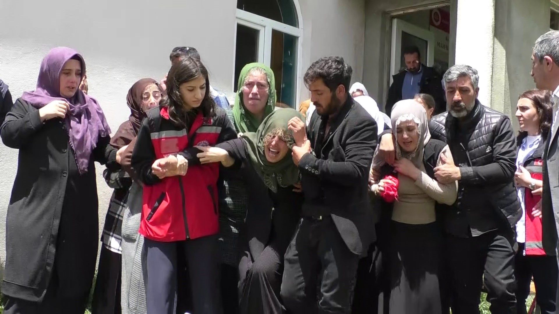 Babaları tarafından öldürülen 3 çocuk defnedildi! Annenin feryatları yürek yaktı - 2. Resim