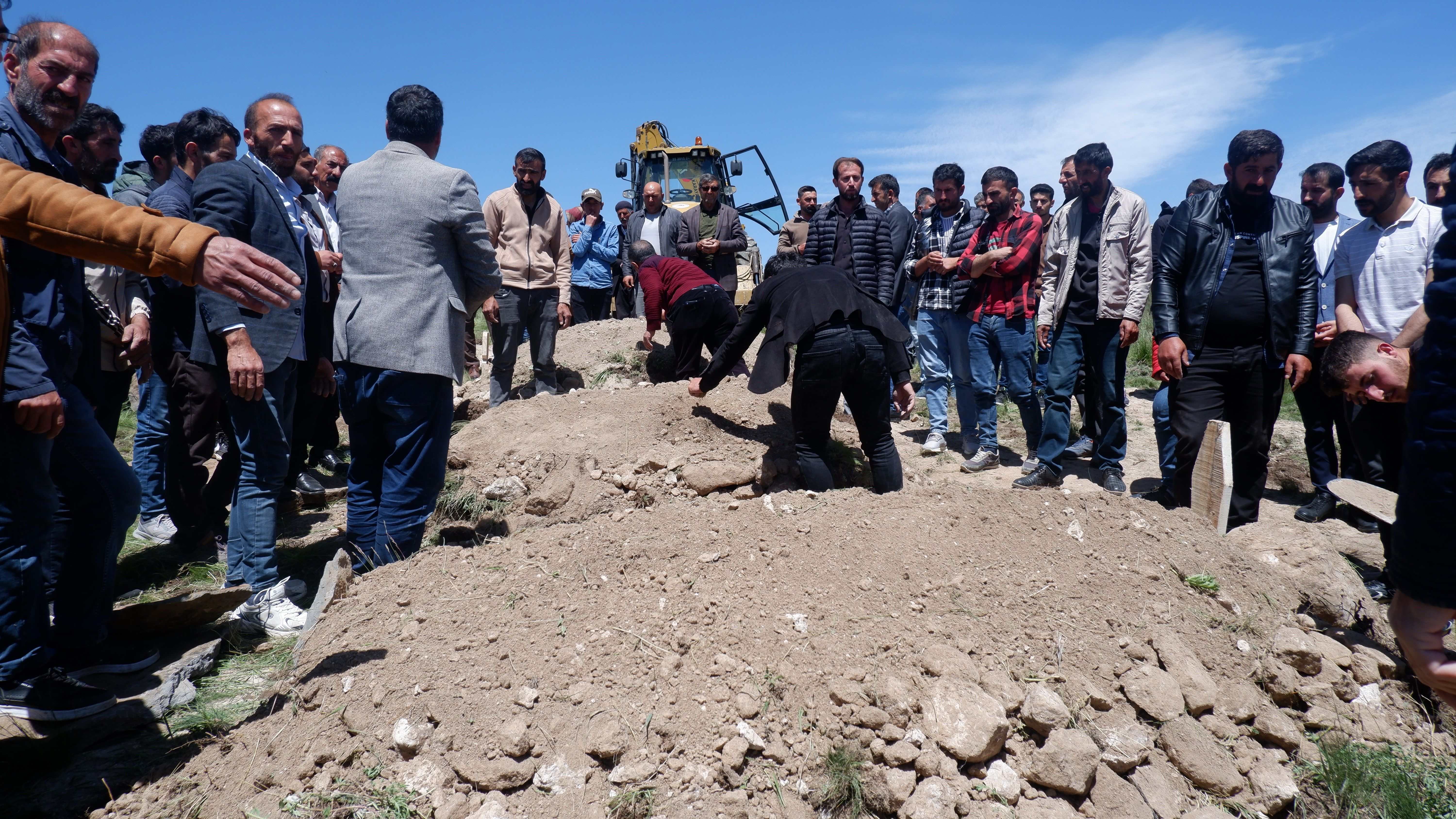 Babaları tarafından öldürülen 3 çocuk defnedildi! Annenin feryatları yürek yaktı - 1. Resim