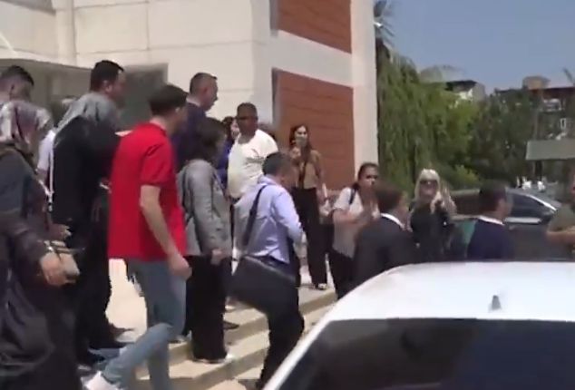 Depremzedelerden avukat Ersan Şen'e sert tepki! Bizi sattın senin de başına gelsin - 1. Resim