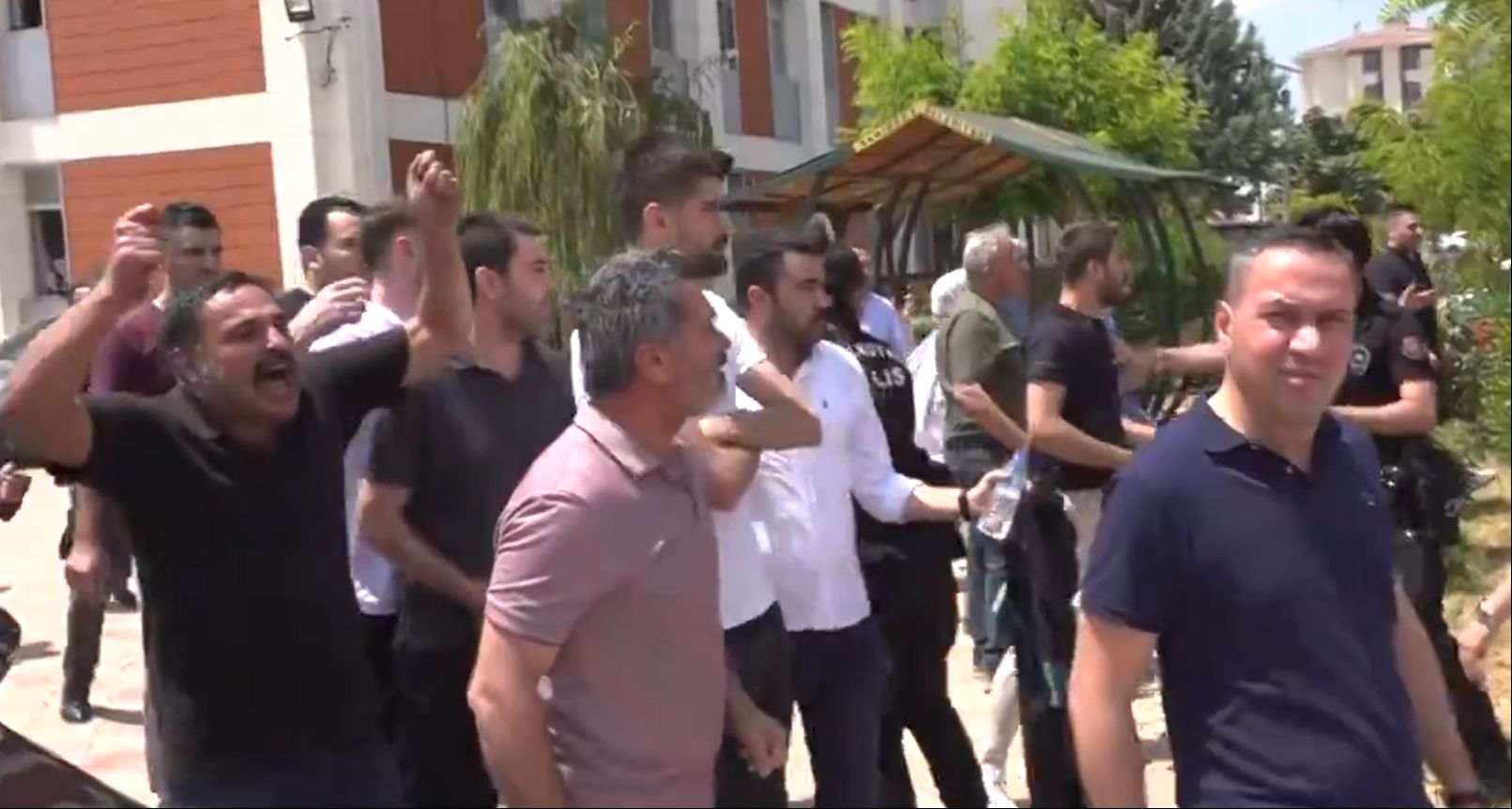 Depremzedelerden avukat Ersan Şen'e sert tepki! Bizi sattın senin de başına gelsin - 2. Resim