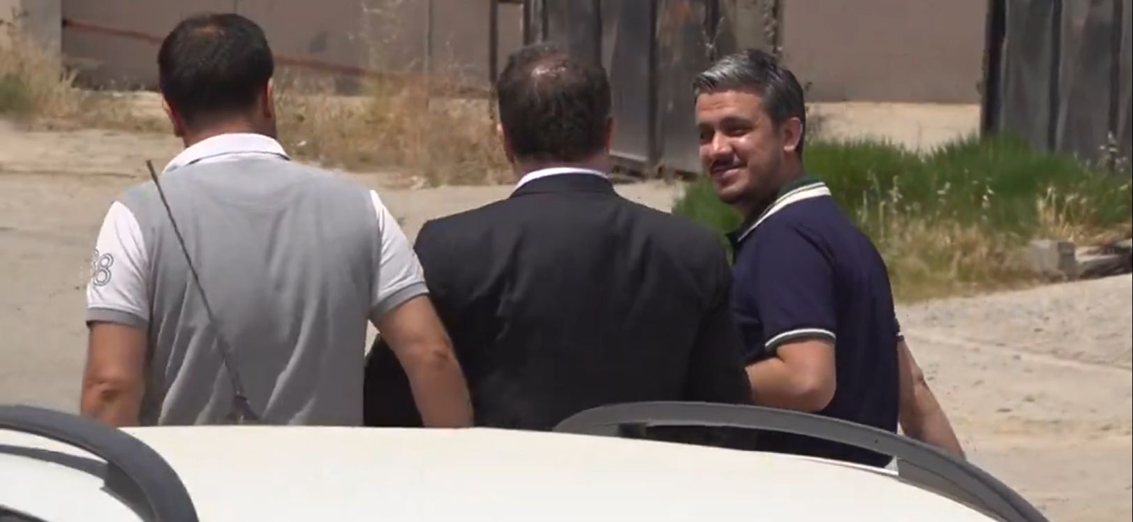 Depremzedelerden avukat Ersan Şen'e sert tepki! Bizi sattın senin de başına gelsin - 3. Resim