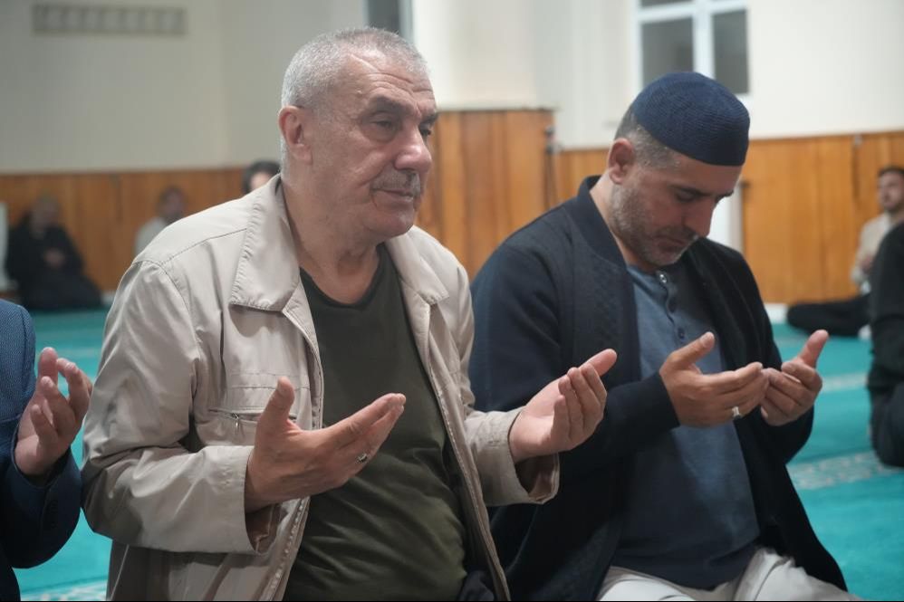 Diyanet İşleri Başkanı &ccedil;ağrıda bulundu, camiler doldu! Eller Filistin i&ccedil;in semaya a&ccedil;ıldı - 3. Resim