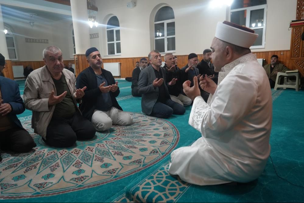 Diyanet İşleri Başkanı &ccedil;ağrıda bulundu, camiler doldu! Eller Filistin i&ccedil;in semaya a&ccedil;ıldı - 1. Resim