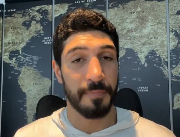 FETÖ elebaşının manevi oğlu Enes Kanter, kıt kanaat geçiniyor! "110 milyon dolar nerede Enes?" - 2. Resim