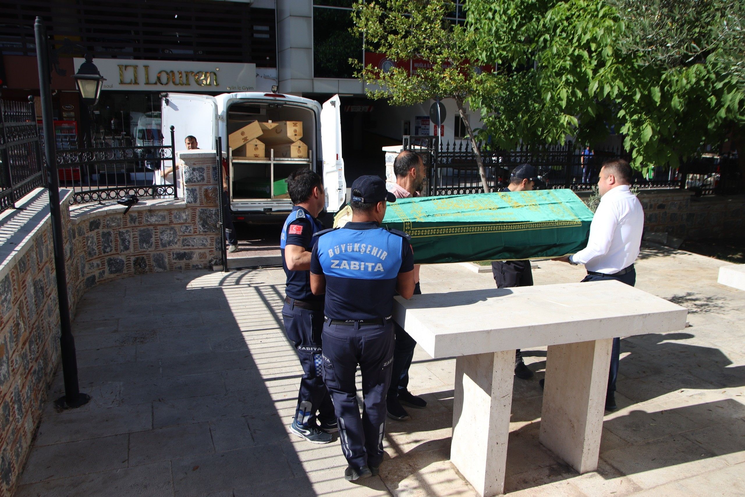 Muğla'da esrarengiz tabut! Caminin &ouml;n&uuml;ne bırakılan cenaze merak uyandırdı - 3. Resim