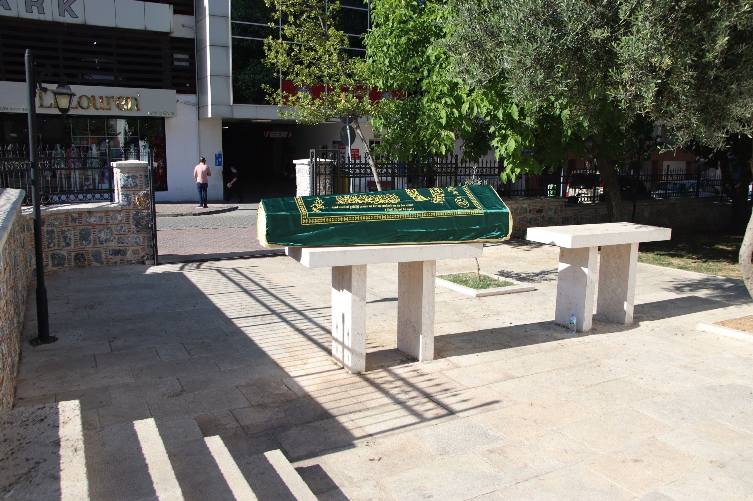 Muğla'da esrarengiz tabut! Caminin &ouml;n&uuml;ne bırakılan cenaze merak uyandırdı - 1. Resim