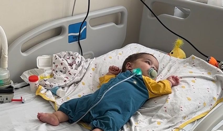 Nadir görülen hastalığı atlattı, babası evladını rahatça kucağına almanın mutluluğunu yaşadı Nadir görülen hastalığı atlattı, babası evladını rahatça kucağına almanın mutluluğunu yaşadı - 1. Resim