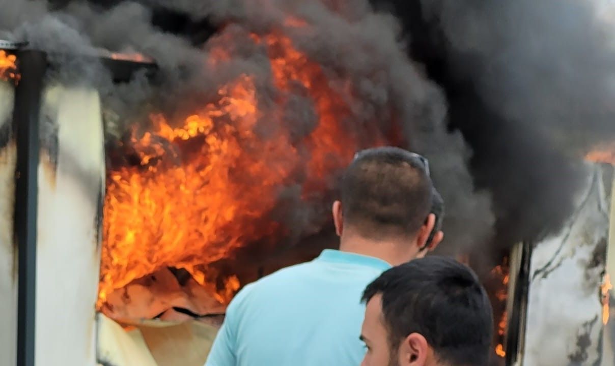 Osmaniye'de korku dolu anlar! Konteyner kent alevlere teslim edildi - 1. Resim