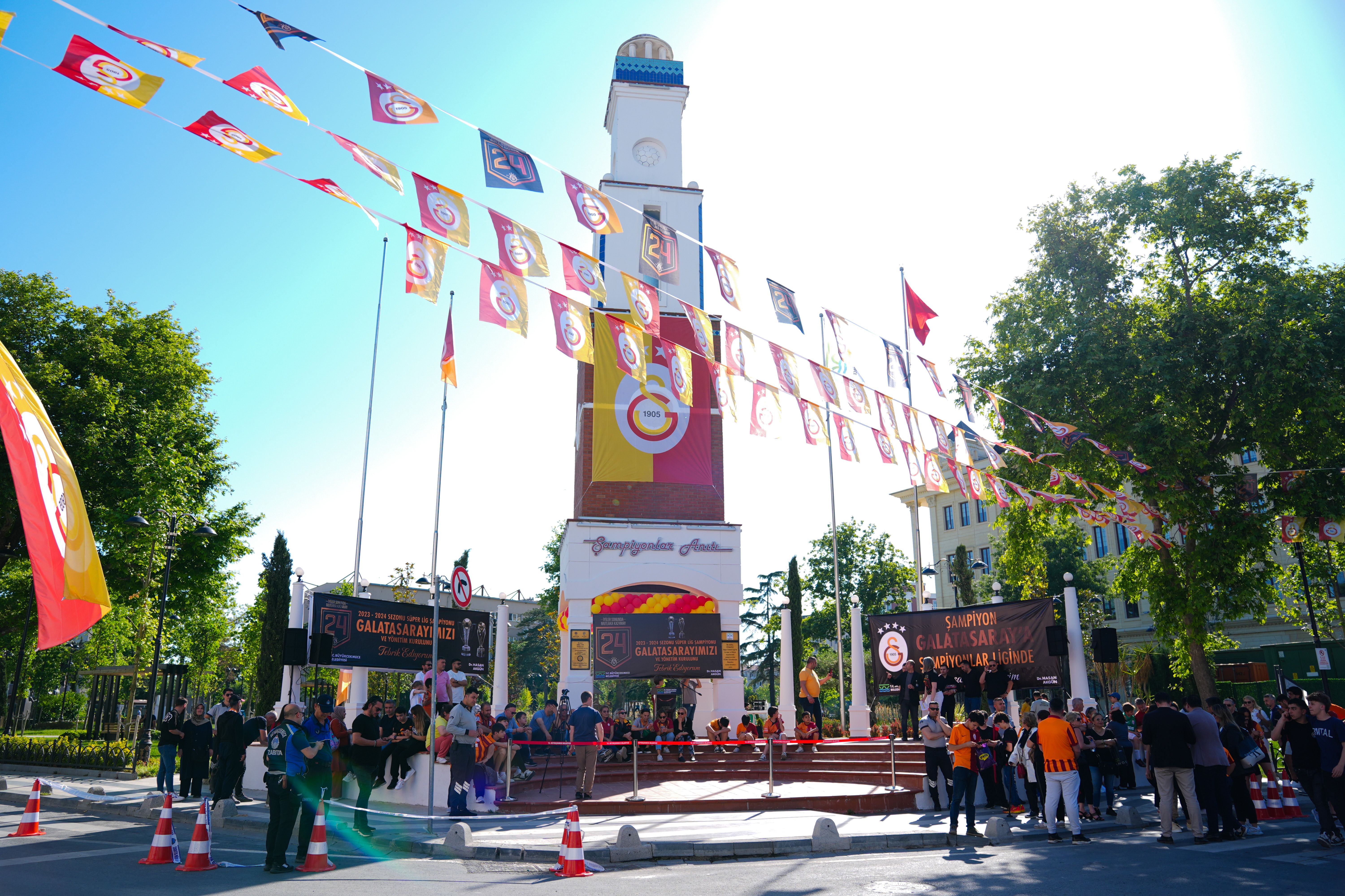 Şampiyon Galatasaray hız kesmiyor! Dursun Özbek, yeni sezon hedefini açıkladı Şampiyon Galatasaray hız kesmiyor! Dursun Özbek, yeni sezon hedefini açıkladı - 1. Resim