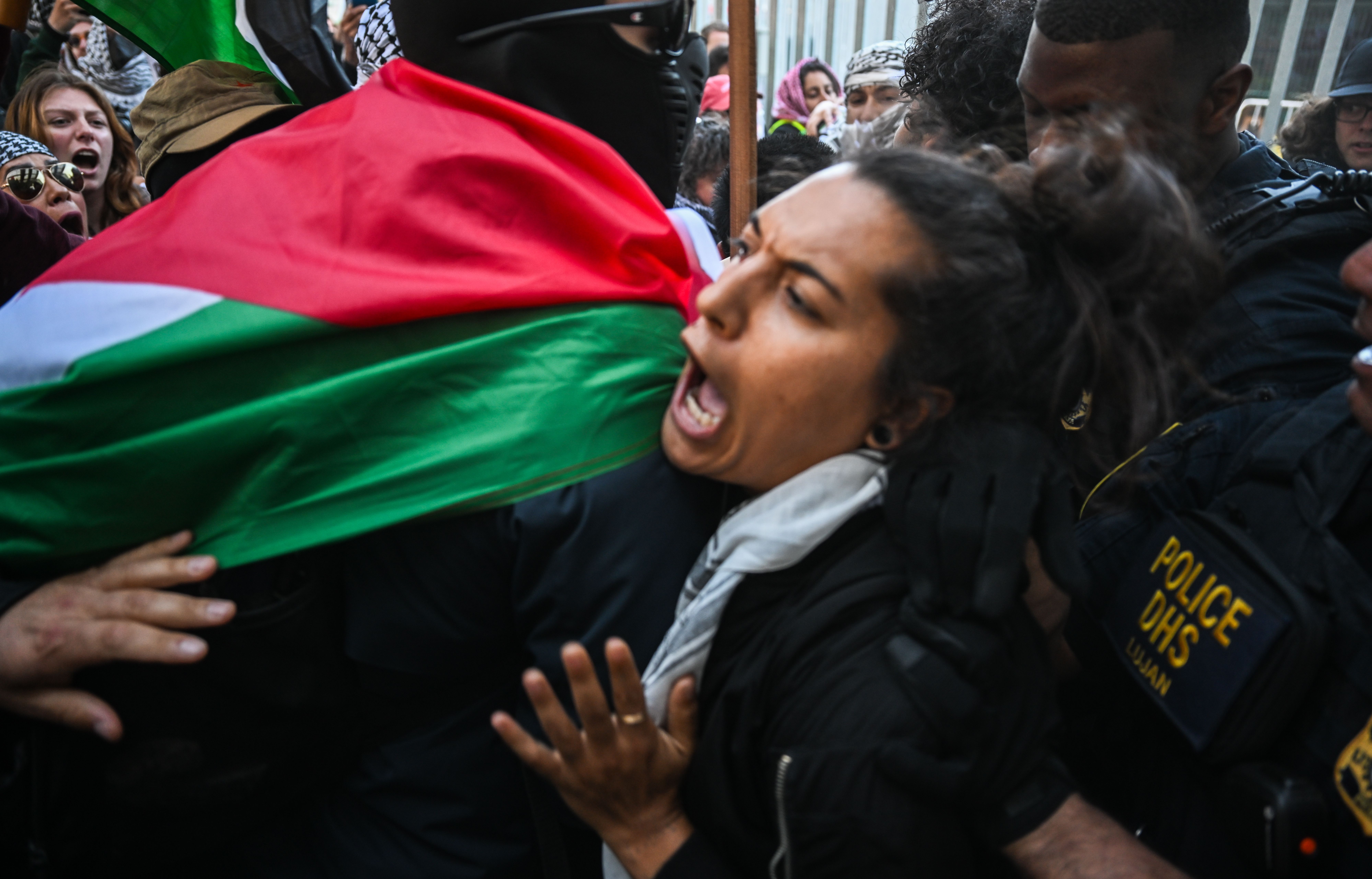 ABD'de İsrail karşıtı gösterilerde polis şiddeti! Filistin destekçilerine ters kelepçe - 1. Resim