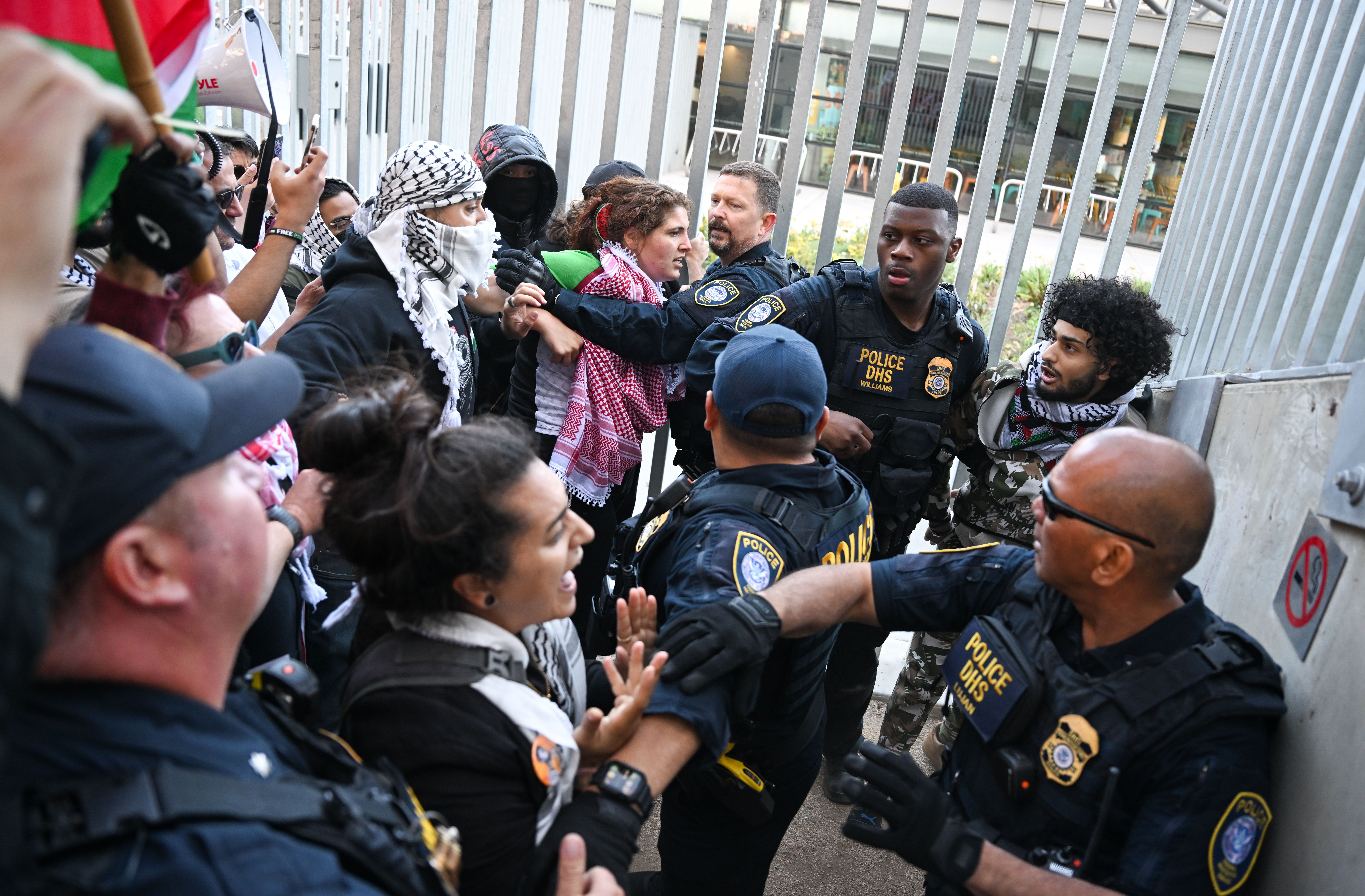 ABD'de İsrail karşıtı gösterilerde polis şiddeti! Filistin destekçilerine ters kelepçe - 2. Resim