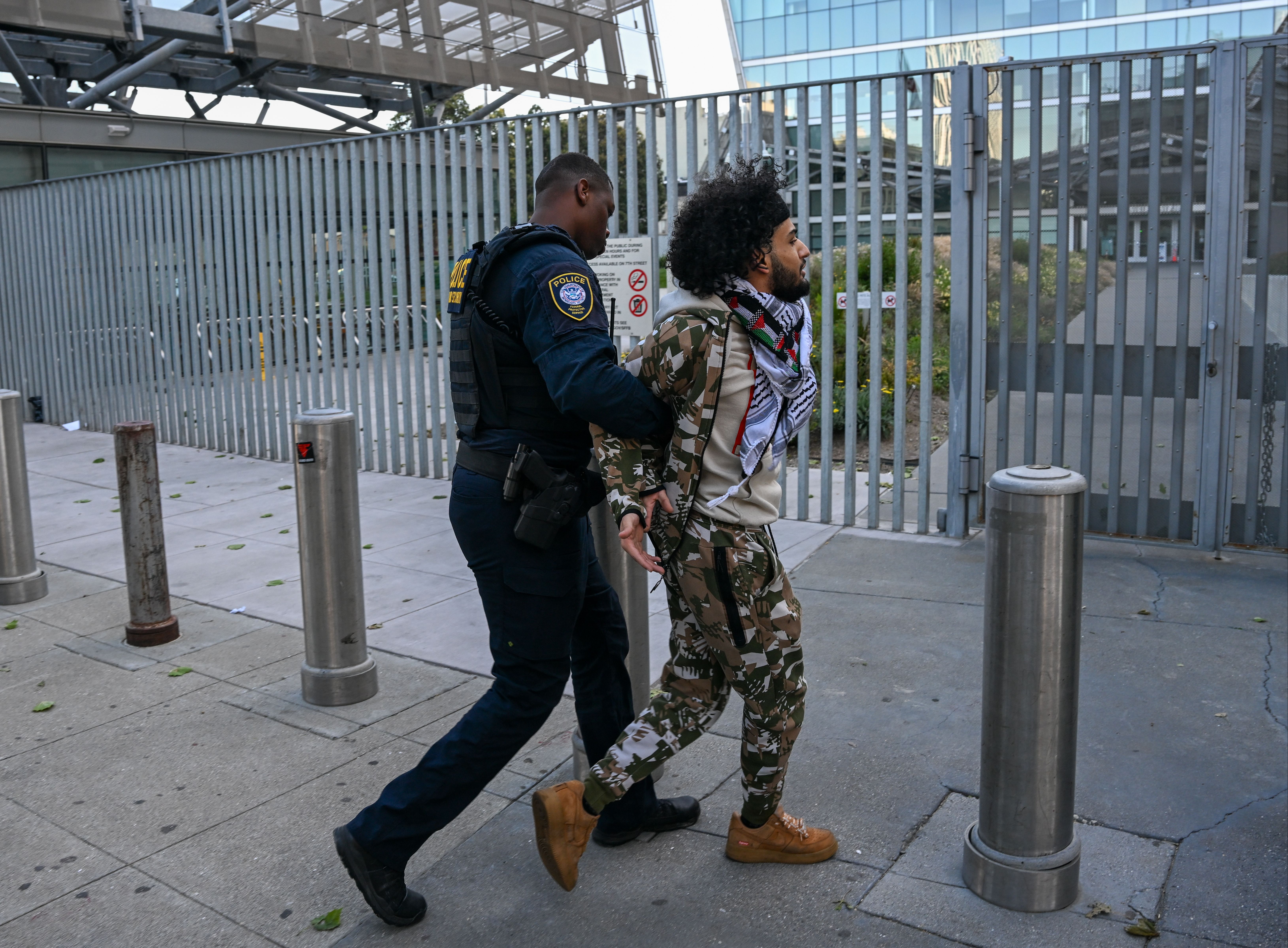 ABD'de İsrail karşıtı gösterilerde polis şiddeti! Filistin destekçilerine ters kelepçe - 3. Resim