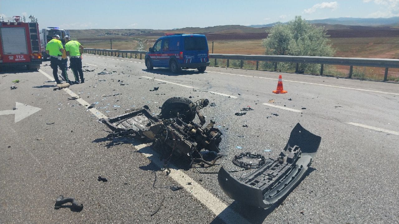 Çorum'daki feci kazada otomobiller hurdaya döndü! 6 kişi yaralandı - 1. Resim