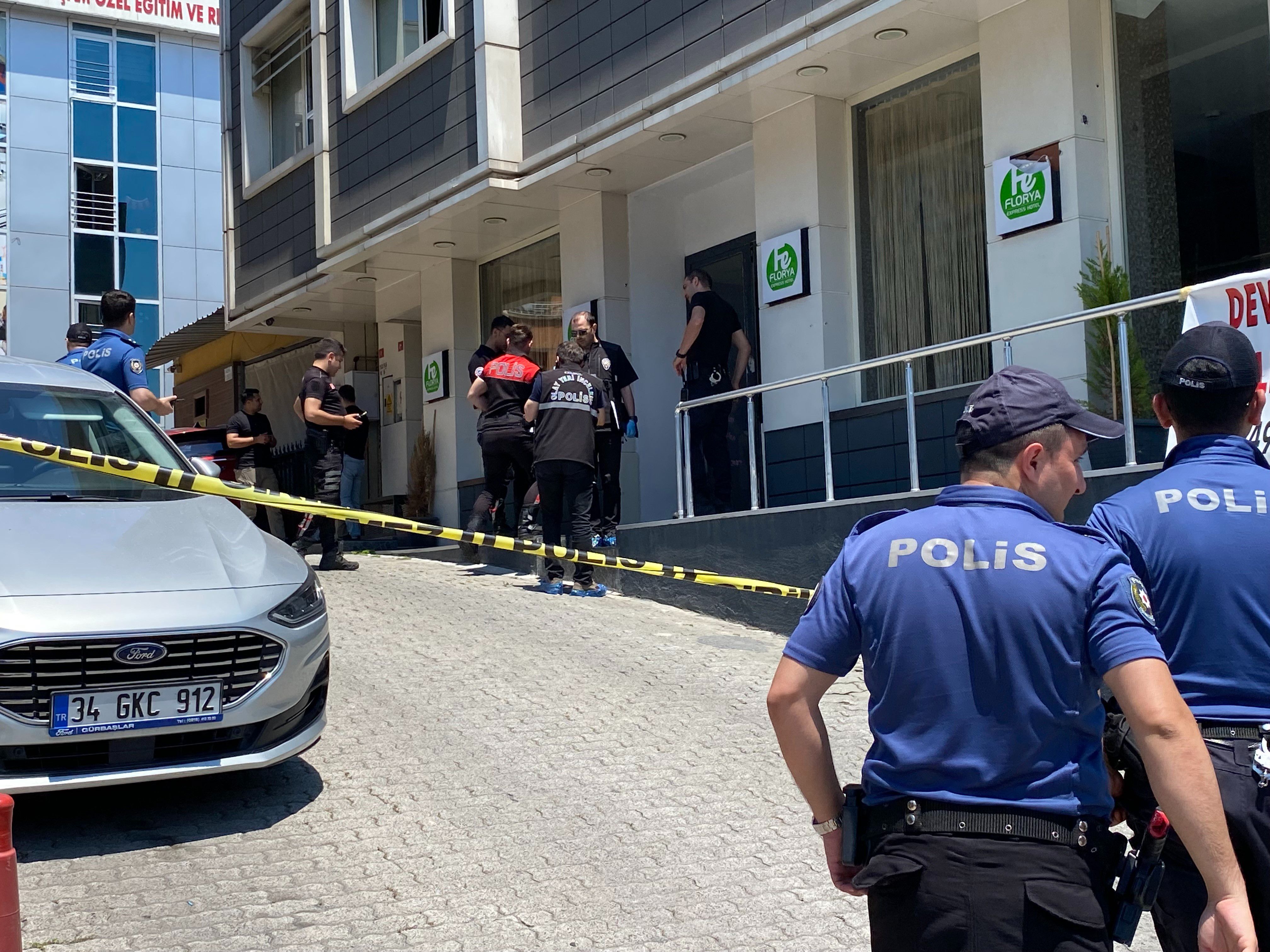 Küçükçekmece'de otele bombalı saldırıda yeni gelişme: Failler gözaltına alındı Küçükçekmece'de otele bombalı saldırıda yeni gelişme: Failler gözaltına alındı - 1. Resim